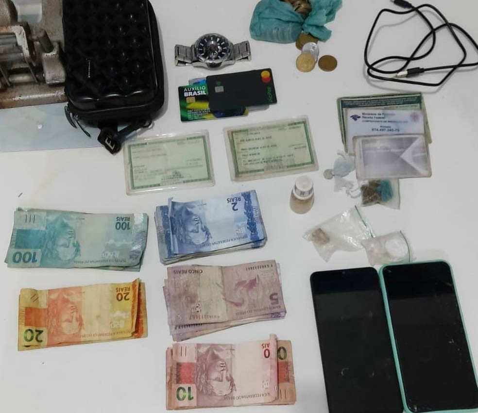 Materia apreendido com o casal suspeito de tràfico de drogas em Nossa Senhora da Glória (SE) — Foto: SSP/ SE