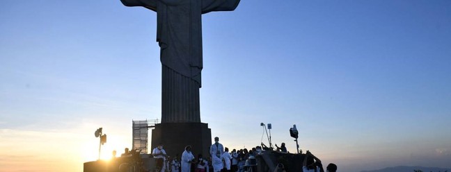 Pessoas são vacinadas contra a Covid-19 aos pés do Cristo Redentor, no Corcovado, no Rio de Janeiro — Foto:  MAURO PIMENTEL / AFP