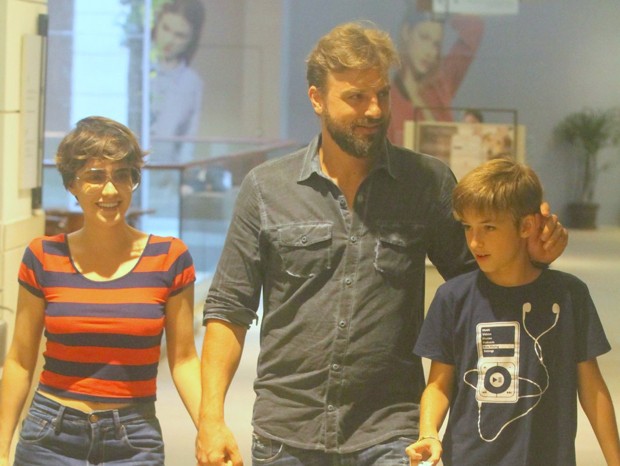 Cássio Reis com Fernanda Vasconcellos e o filho, Noah (Foto: Agnews)