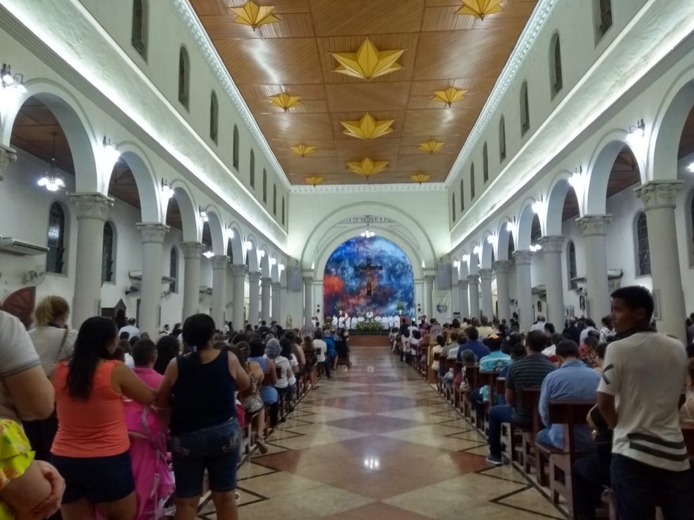 Antes de procissão, cristãos participaram de missa solene na catedral (Foto: Quésia Melo/G1)