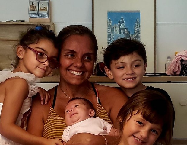 Ana Sang com quatro dos cinco netos (Foto: Reprodução/Instagram)