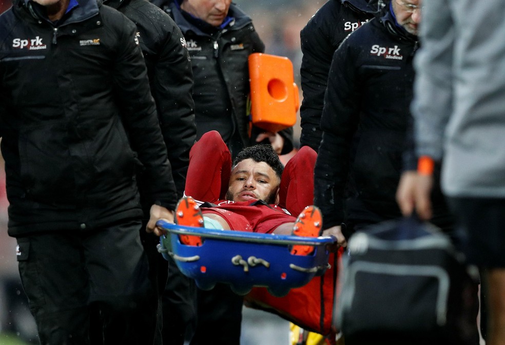 Chamberlain vai perder a terceira competiÃ§Ã£o consecutiva por lesÃ£o no joelho (Foto: REUTERS/Phil Noble)