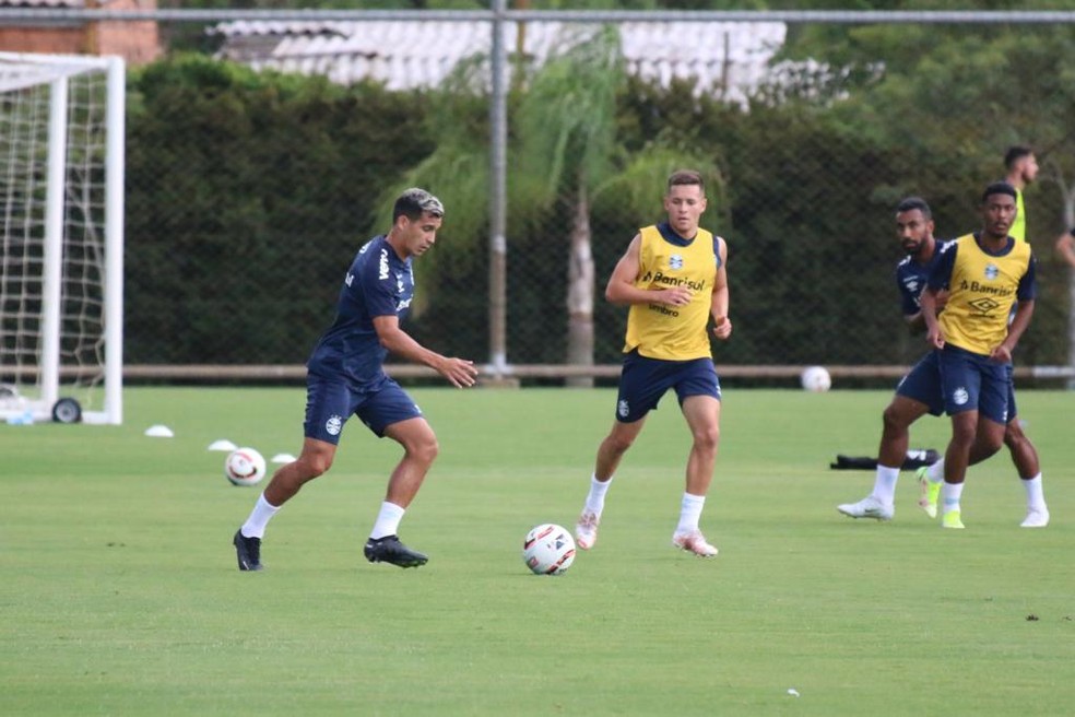 Franco Cristaldo em treino do Grêmio nesta segunda-feira — Foto: Gabriel Girardon/ge.globo