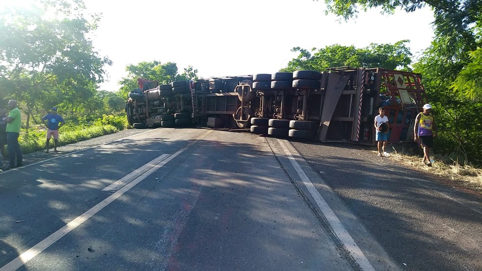 Após o acidente, a carreta interditou totalmente a BR-316, entre Caxias e Timon — Foto: Divulgação/PRF