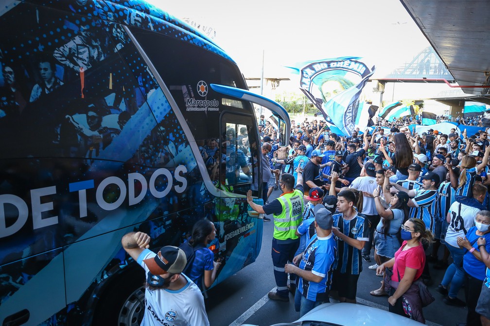 Torcida do Grêmio apoia elenco no aeroporto antes de embarque para duelo com Atlético-GO