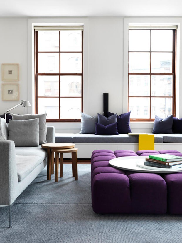 Décor do dia: sala de estar mistura ultra violet e tons de cinza (Foto: Reprodução)