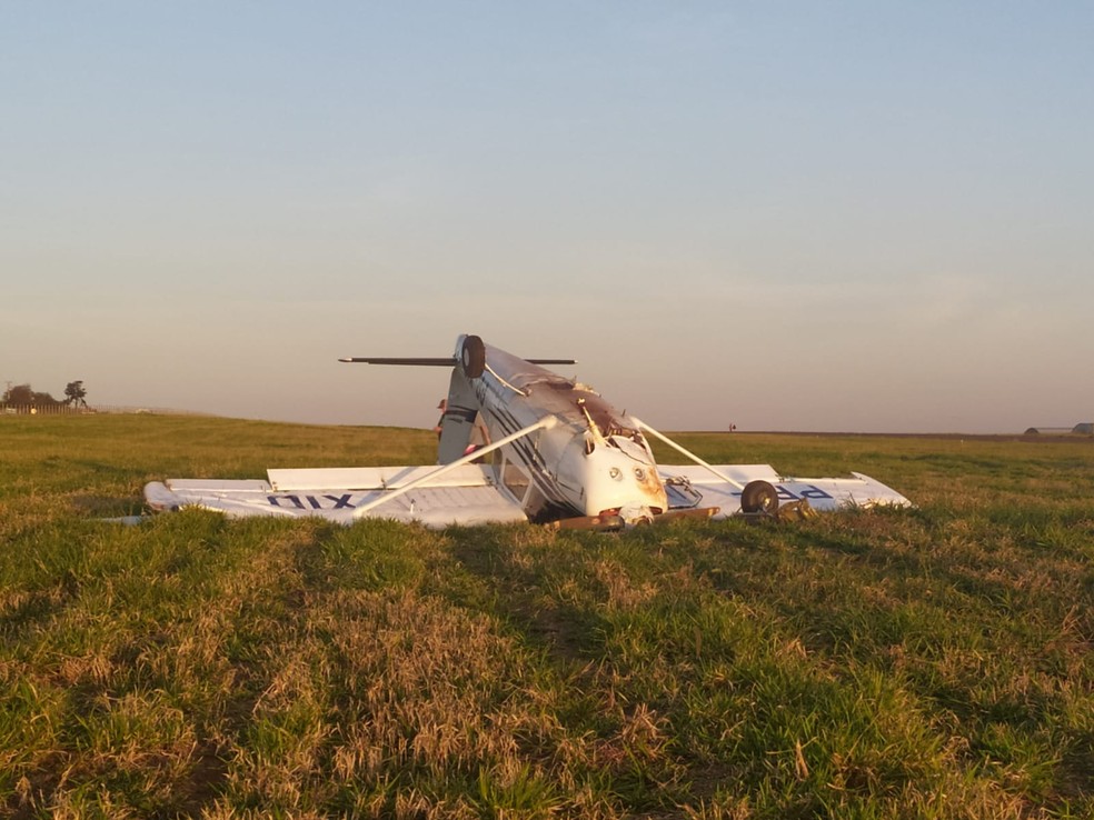 Aeronave de pequeno porte caiu em hangar de Arapongas — Foto: Giovanna Machado/RPC