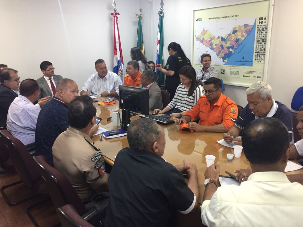 Reunião entre representantes dos militares e governo de Alagoas para discutir reajuste salarial (Foto: George  Arroxelas/G1)