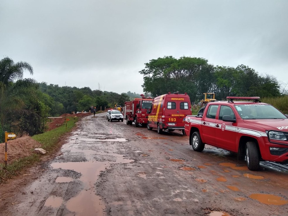 Carro perde controle e cai no Córrego da Onça, em Parapuã (SP) — Foto: Redes sociais