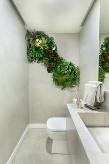 A casa do ator Fernando Sampaio, reformada por Jairo Schwartz tem um jardim vertical inusitado na parede do banheiro – e não ocupa toda sua extensão. Jardim vertical feito por Paty Brizola