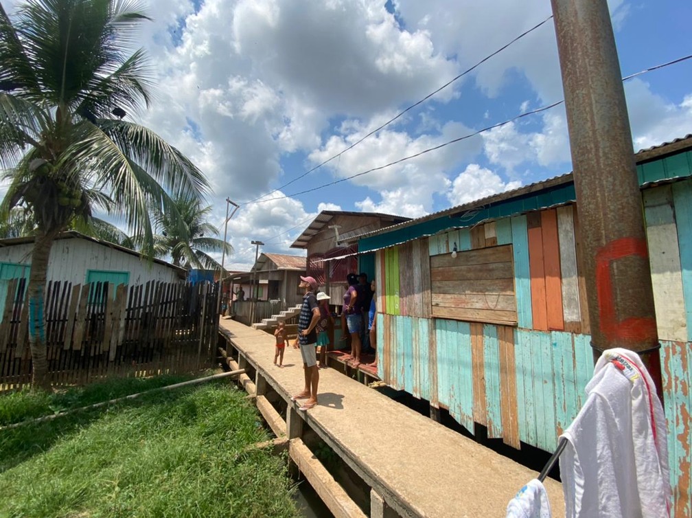 CALHA NORTE - Bairro da Várzea recebeu passarela de alvenaria para melhorar acesso, em Cruzeiro do Sul.  — Foto: Mayara Subtil/Rede Amazônica