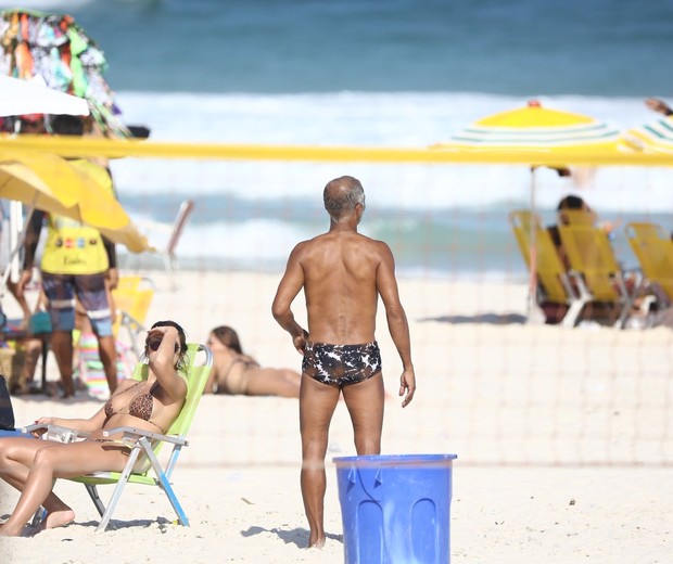 Romário curte praia com morena (Foto: AgNews)