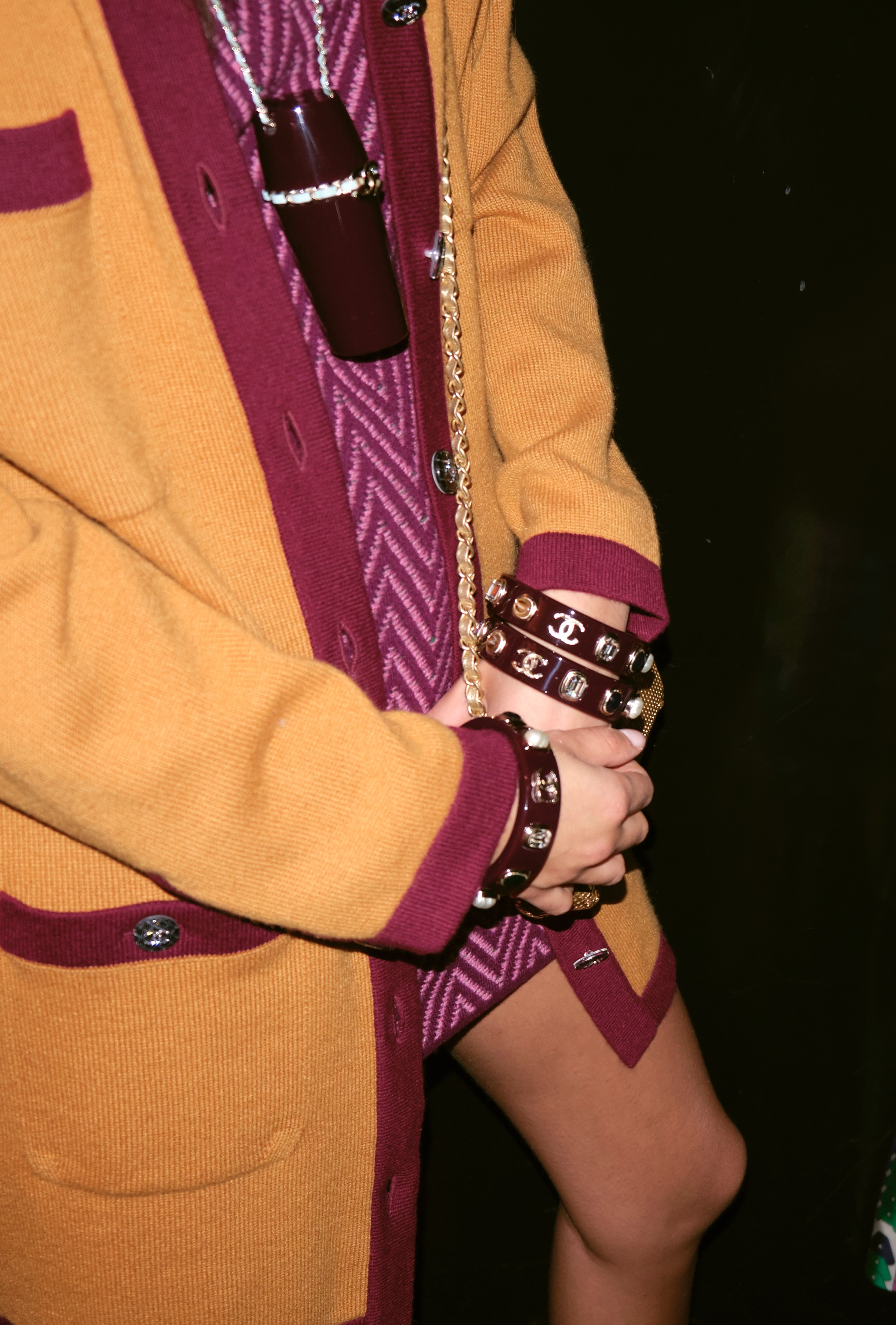 Porta-batom levado no pescoço, na passarela da Chanel (Foto: Divulgação)