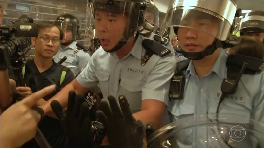 Manifestantes entram em conflito durante protestos em Hong Kong