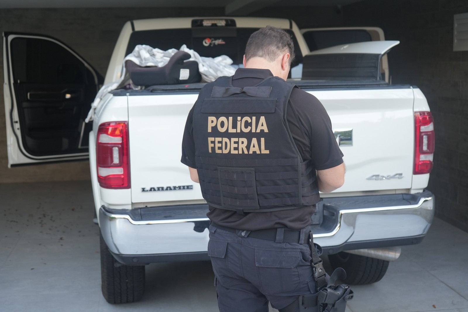 Agente da PF apreende caminhonete de integrante de quadrilha de tráfico de drogas — Foto: Divulgação/PF