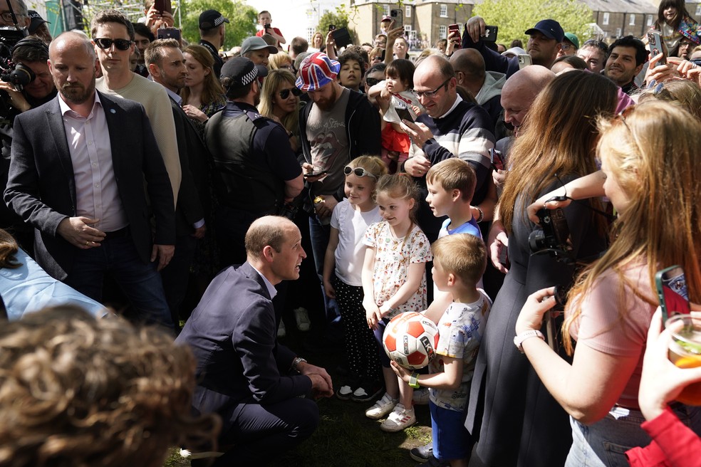Pr&iacute;ncipe William conversa com crian&ccedil;as durante caminhada em Londres &mdash; Foto: Getty Images