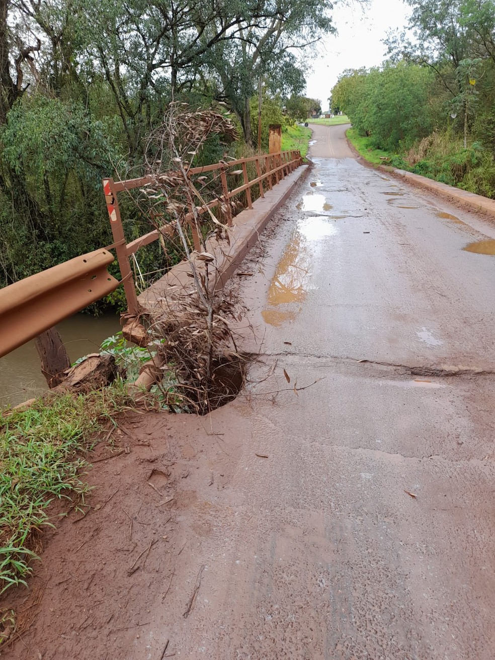 Defesa Civil de Paraguaçu Paulista interdita ponte da estrada que dá acesso a Roseta e Maracaí  — Foto: João Freitas Cardozo 