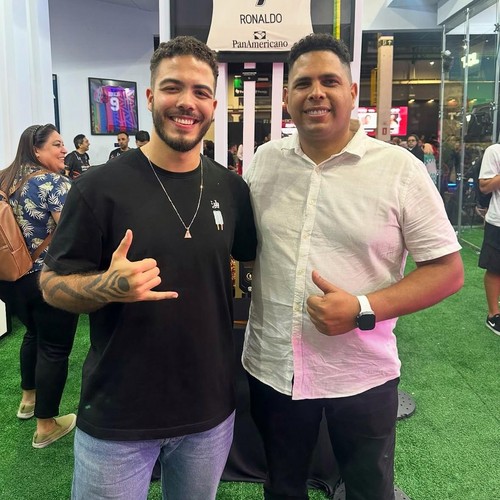 Joelfferson Ribeiro, sósia de Ronaldo Fenômeno, ao lado do filho do ex-jogador.