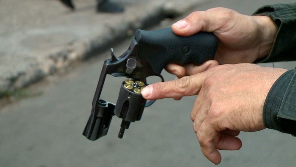 Arma utilizada pelo suspeito de assalto foi apreendida — Foto: TV Clube