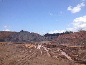 Pilhas de minério de ferro ficam atrás da área do colégio (Foto: Abinoan Santiago/G1)