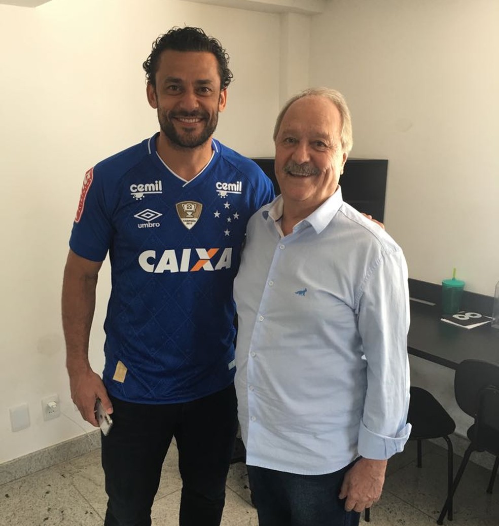 Fred posa ao lado do presidente do Cruzeiro, Wagner Pires de Sá (Foto: Divulgação / Cruzeiro)