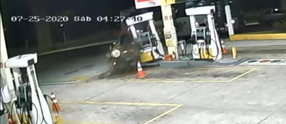 Homem b&ecirc;bado bate carro em posto de gasolina na Avenida Sapopemba, na Zona Leste &mdash; Foto: Reprodu&ccedil;&atilde;o/TV Globo