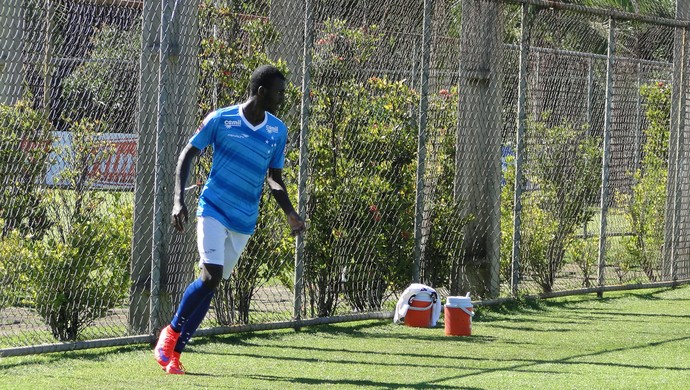 Versátil, atacante Allano não vê problema em atuar no meio-campo
