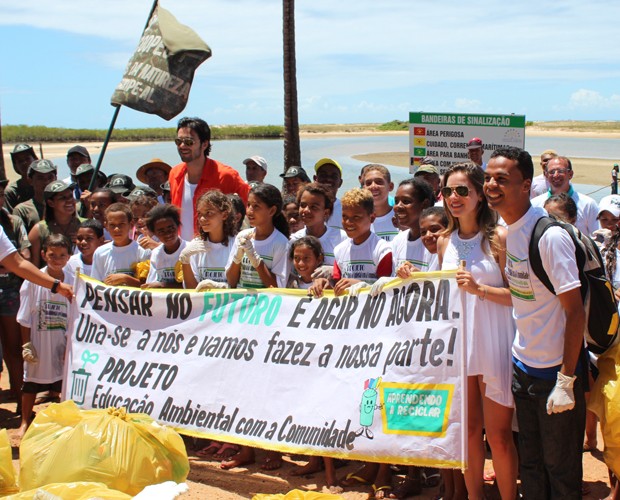 Famosos participam da limpeza do Rio Coruripe (Foto: Domingão do Faustão / TV Globo)