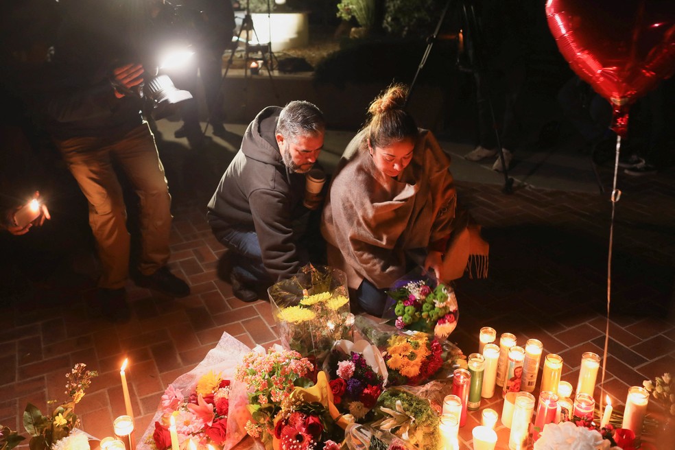 Pessoas se reúnem para uma vigília após massacre em Monterey Park, na Califórnia — Foto: REUTERS/David Swanson