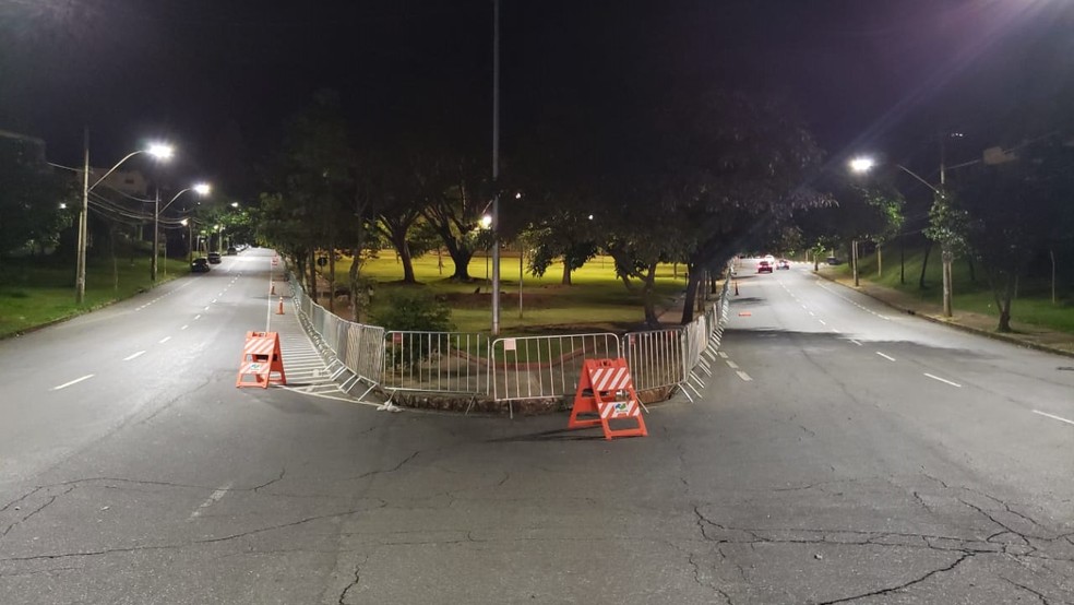 Prefeitura instalou sinalização para fechamento da Praça do Papa; acesso de pedestres está proibido. — Foto: Vanderlei Oliveira/TV Globo