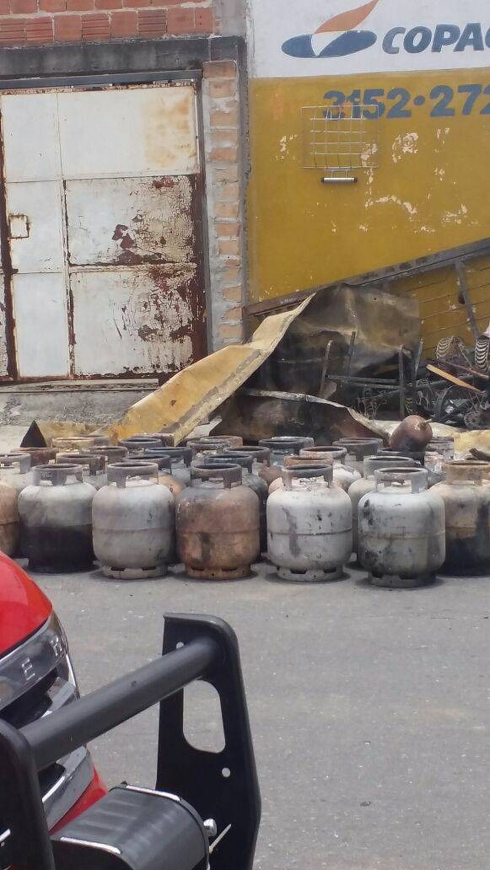 Botijões foram retirados do depósito para evitar explosão (Foto: Lorena News/Divulgação)