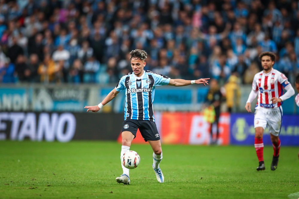 Segundo Roger, versatilidade de Biel abre espaço para variações no meio campo do Grêmio