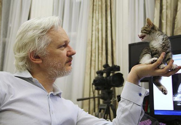 O fundador do Wikileaks, Julian Assange, e seu novo companheiro (Foto: Reprodução/Twitter)
