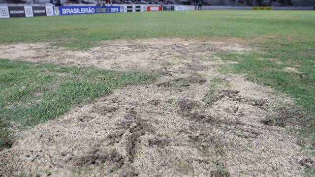 Gramado do Arruda chamou a atenção negativamente neste domingo