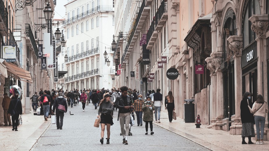 Pedestres caminham pelo Chiado, em Lisboa