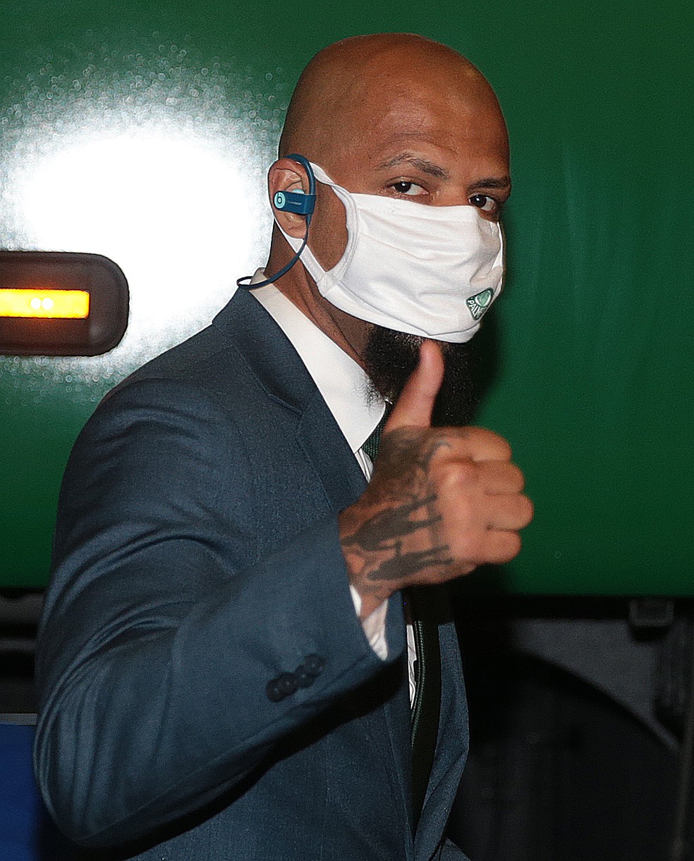 Felipe Melo na chegada do Palmeiras ao Catar — Foto: Divulgação/Fifa