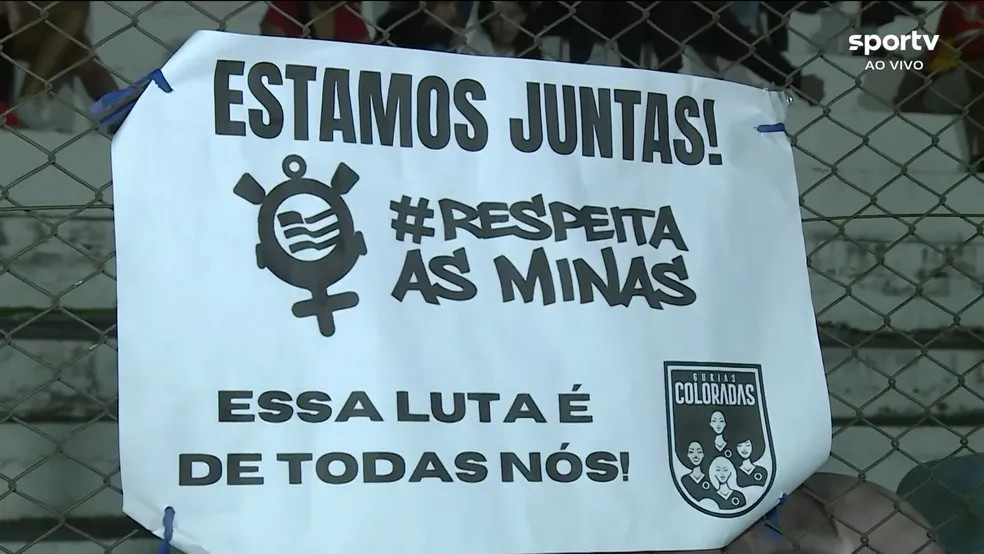 Cartaz em apoio a jogadoras do Corinthians — Foto: Reprodução