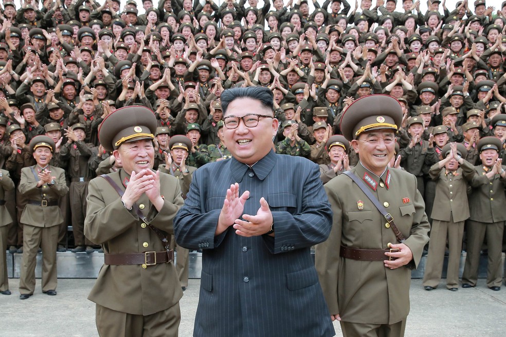 O líder da Coréia do Norte Kim Jong Un é visto com oficiais militares no Comando da Força Estratégica do Exército Popular Coreano (KPA) em um local desconhecido na Coréia do Norte. Foto não datada foi divulgada pela Agência Coreana de Notícias da Coréia do Norte (KCNA) nesta terça (15) (Foto: KCNA/via Reuters)