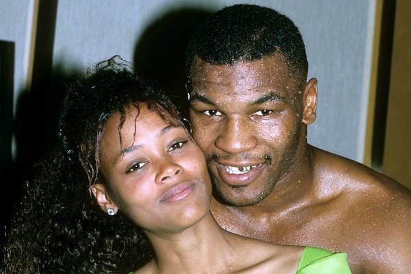Mike Tyson se casou com a atriz Robin Givens em fevereiro de 1988. Três meses depois, ela começou a se queixar publicamente das agressões físicas cometidas pelo boxeador. Givens chegou a descrever a vida com Tyson como "inferno puro" em rede nacional de t (Foto: Getty Images)