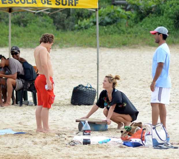 Carolina Dieckmann incentiva Davi a praticar surfe (Foto: MARCELO DUTRA/PHOTO RIO NEWS)