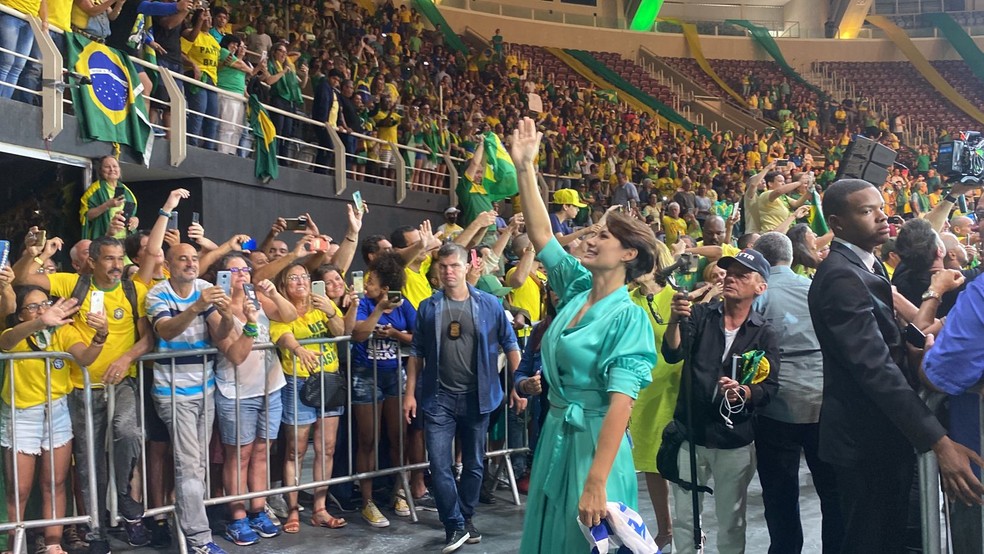 Michelle Bolsonaro saúda o público do Maracanãzinho — Foto: Matheus Rodrigues/g1