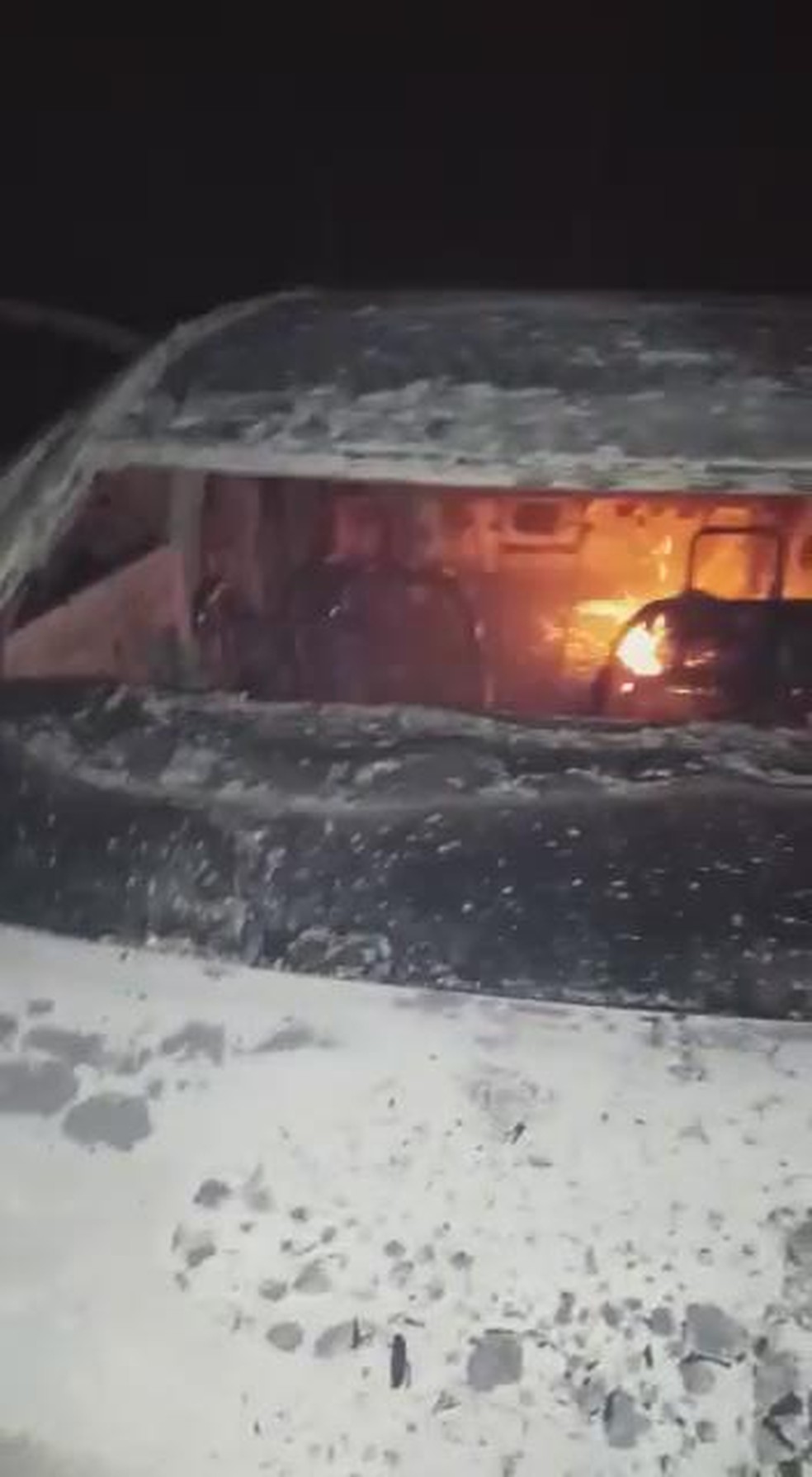 Um carro foi encontrado queimando apÃ³s a aÃ§Ã£o.  â€” Foto: VocÃª no ES1