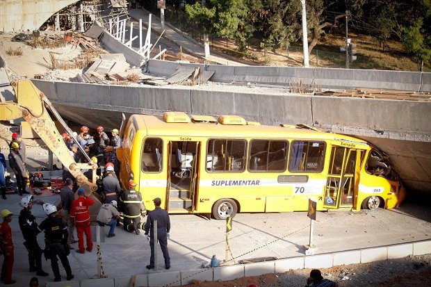 Viaduto que desabou atingiu um ônibus (Foto: Lincon Zarbietti/ Agência O Globo)