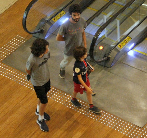 Caio Blat com filho e ex-enteado em shopping (Foto: AgNews)