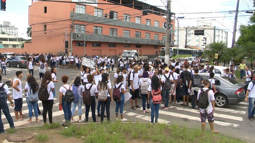 Protesto de estudantes na Serra (Foto: Roberto Pratti/ TV Gazeta)