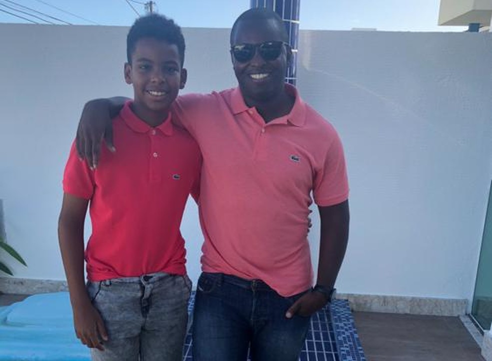 Zé Roberto ao lado de seu filho João Vitor, de 14 anos — Foto: Arquivo pessoal