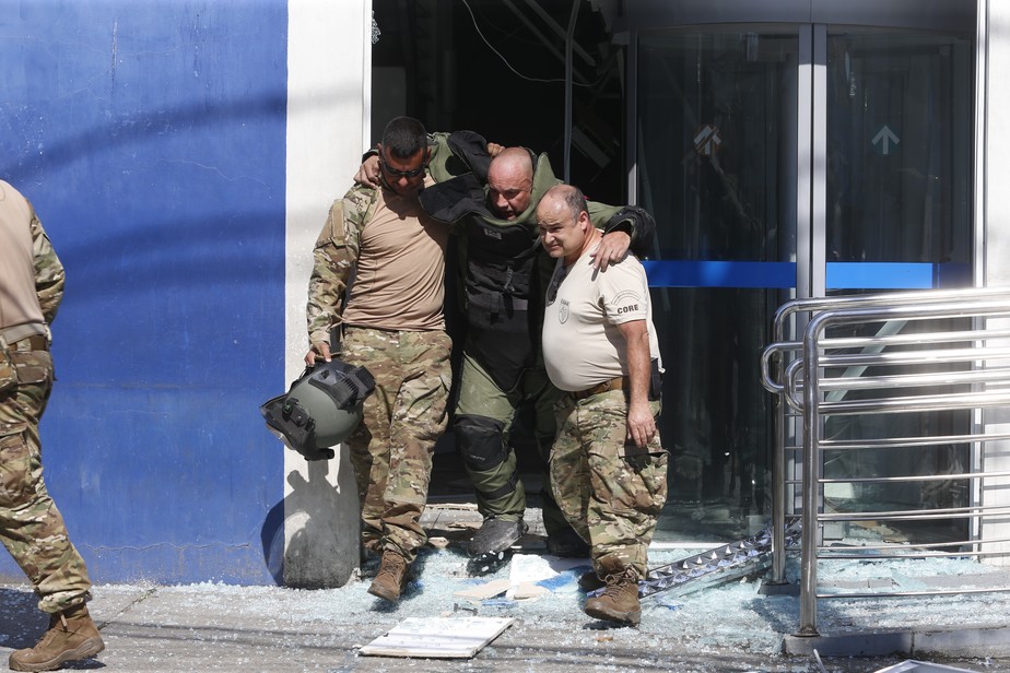 Explosivo detona em agência bancária durante varredura feita por policial de esquadrão antibombas