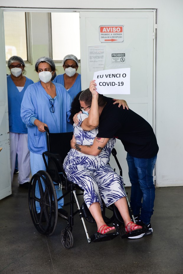 Yudi Tamashiro busca a mãe, Tânia, no hospital após internação por Covid (Foto: Leo Franco / AgNews)