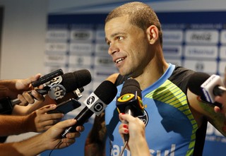 Grêmio vê entrave, e saídas de Edinho e Adriano devem ficar para Brasileirão
