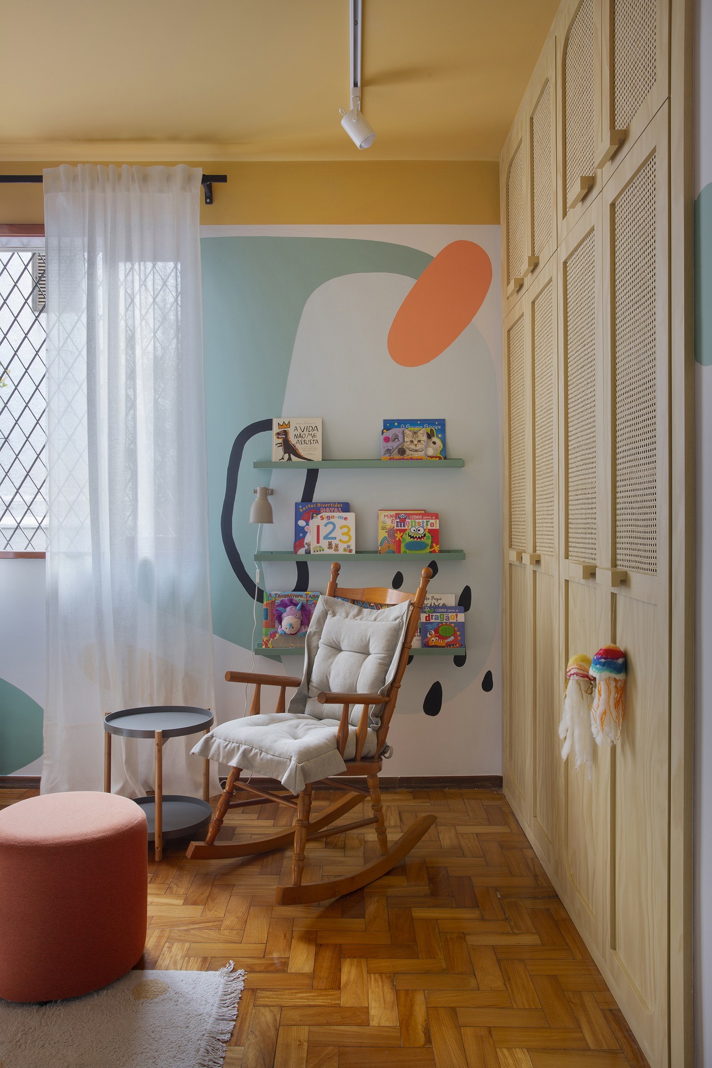 Décor do dia: quarto infantil com pintura orgânica e colorida (Foto: Juliano Colodeti/MCA Estúdio)